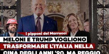 Donald Trump e Giorgia Meloni in posa per una foto ufficiale. Giuiano Marrucci in primo piano