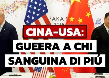 Donald Trump e Xi Jinping si allontananpo dandosi le spalle dopo aver lasciato la scrivania