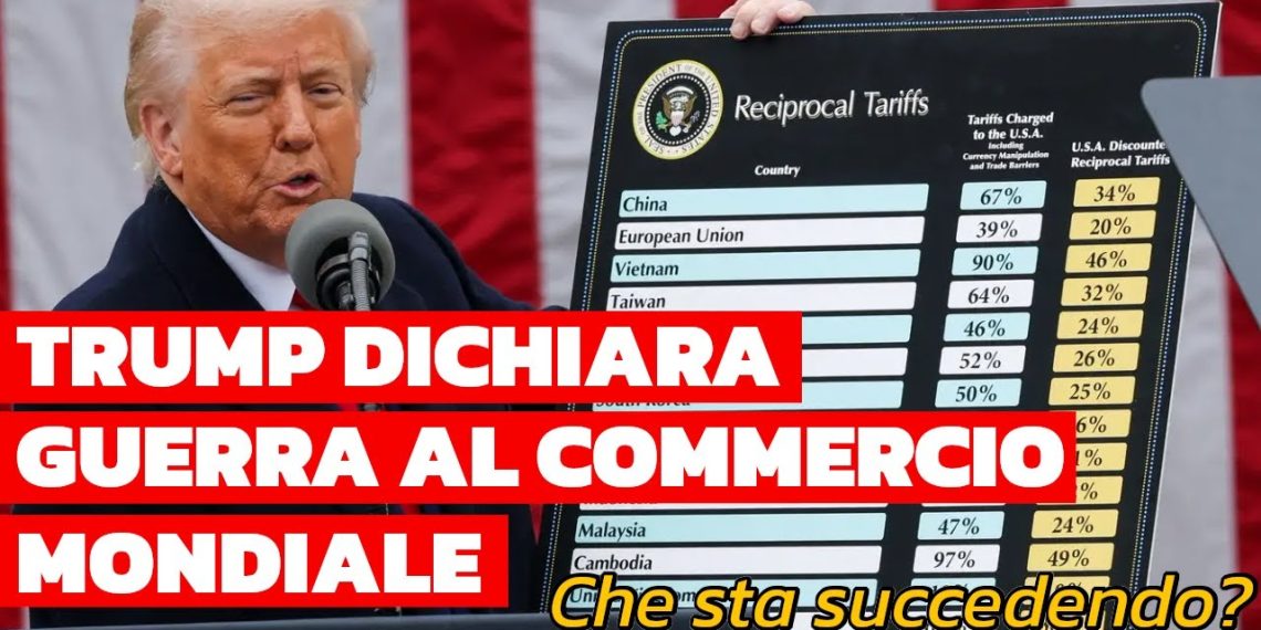 Donald Trump mostra i nuovi dazi