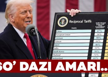 Donald Trump mostra una tabella con i nuovi dazi commerciali