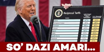 Donald Trump mostra una tabella con i nuovi dazi commerciali