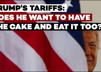 Donald Trump seminascosto da una bandiera USA