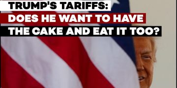 Donald Trump seminascosto da una bandiera USA