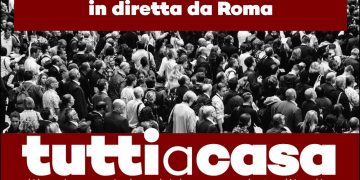 Folla di spalle per #tuttiacasa