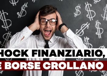 Giovane uomo stupito con alle spalle una lavagna piena di simboli del dollaro