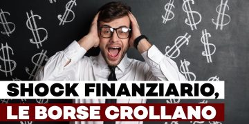 Giovane uomo stupito con alle spalle una lavagna piena di simboli del dollaro