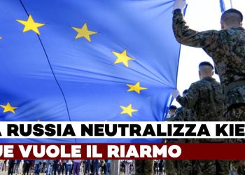 Militari in divisa portano una grande bandiera europea