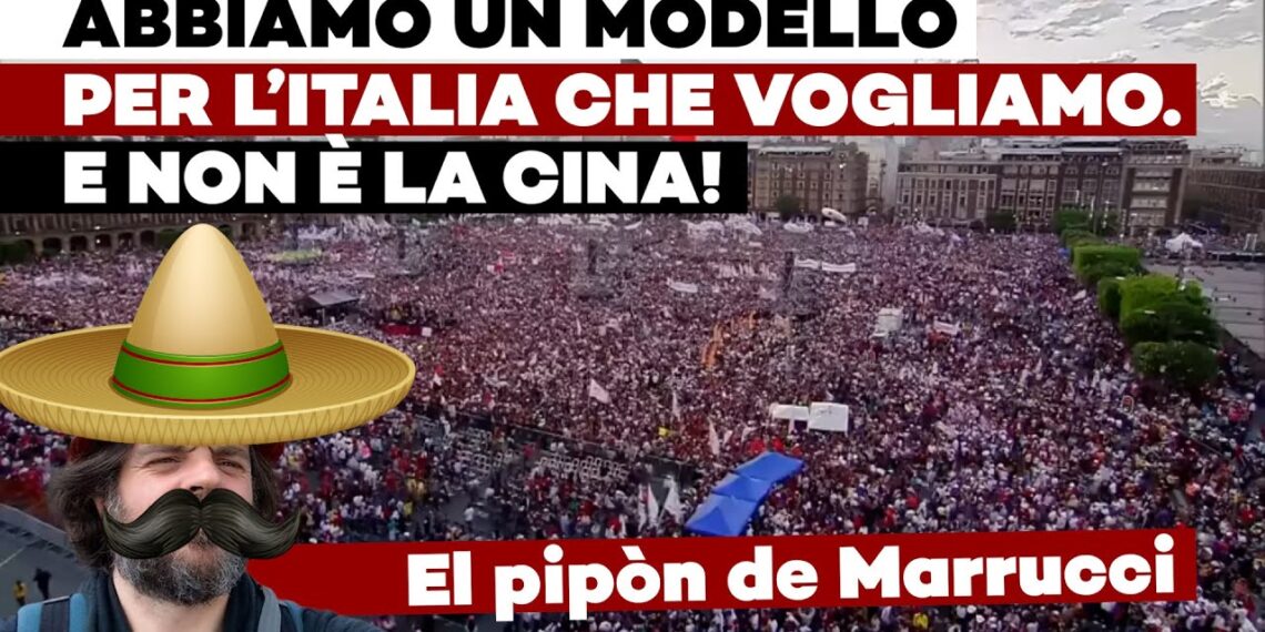 Piazza della Costituzione a città del Messico gremita di folla, con Giuliano Marrucci messicano in primo piano