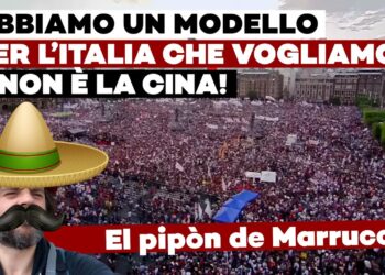 Piazza della Costituzione a città del Messico gremita di folla, con Giuliano Marrucci messicano in primo piano