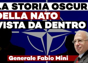 Simbolo della NATO con il generale Fabio Mini in primo piano
