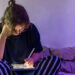 Studentessa seduta sul suo letto