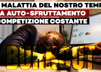 Uomo addormentato sulla scrivania davanti al pc