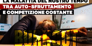 Uomo addormentato sulla scrivania davanti al pc