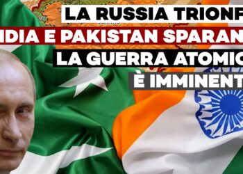Vladimir Putin fa l'occhiolino davanti a una bandiera indiana