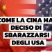 Xi Jinping e Donald Trump con la bandiera cinese e statunitense sullo sfondo