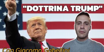 Donald Trump con una bandiera americana alle spalle. Giacomo Gabellini in primo piano