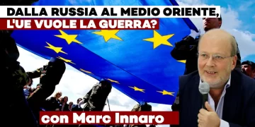 Folla che tiene una grande bandiera europea con Marc Innaro in primo piano