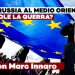 Folla che tiene una grande bandiera europea con Marc Innaro in primo piano