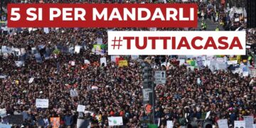 Folla in manifestazione