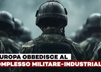 Militari di spalle sotto la pioggia