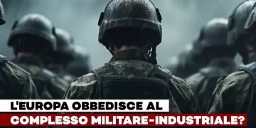 Militari di spalle sotto la pioggia
