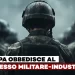 Militari di spalle sotto la pioggia
