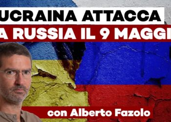 Muro spezzato con le bandiere di Ucraina e Russia con Alberto Fazolo in primo piano