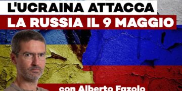 Muro spezzato con le bandiere di Ucraina e Russia con Alberto Fazolo in primo piano