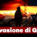 Ragazzo di spalle guarda le macerie di Gaza