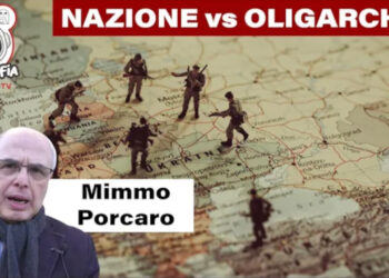 Soldatini su una mappa con Mimmo Porcaro in primo piano