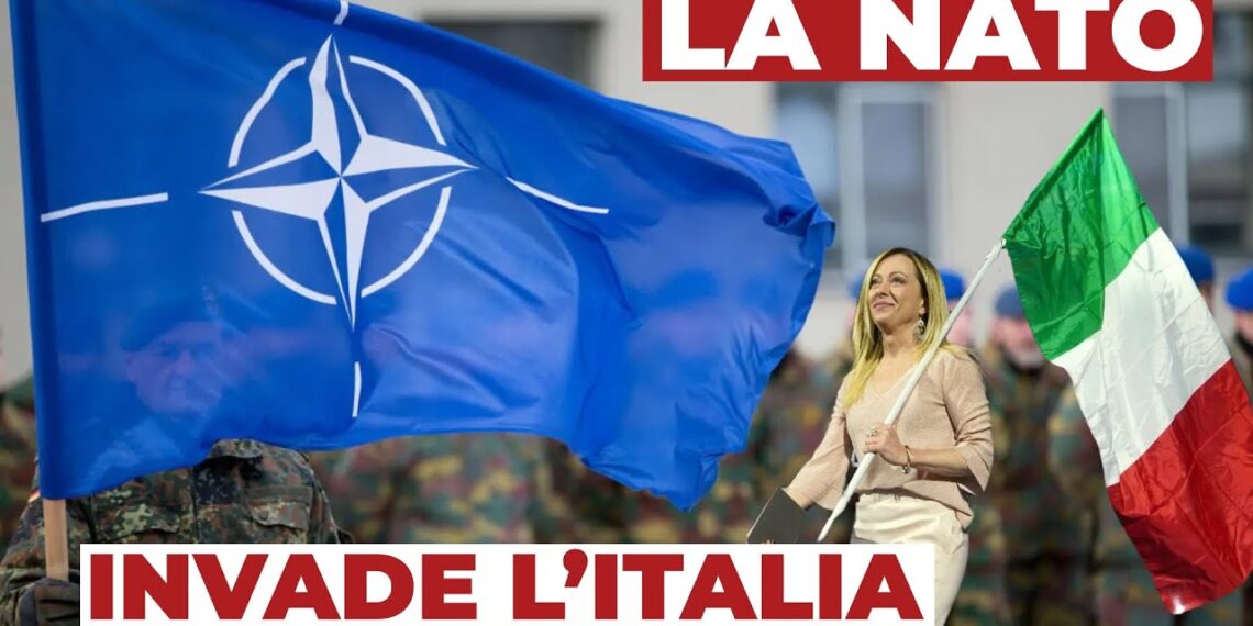 Soldato nascosto dalla bandiera della NATO, Giorgia Meloni regge una bandiera italiana