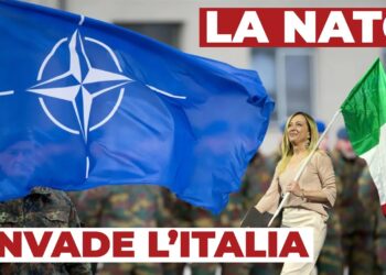 Soldato nascosto dalla bandiera della NATO, Giorgia Meloni regge una bandiera italiana