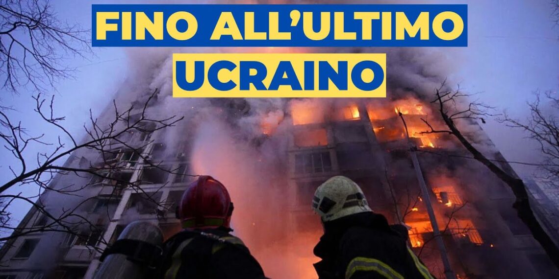 Vigili del fuoco davanti a un palazzo in fiamme