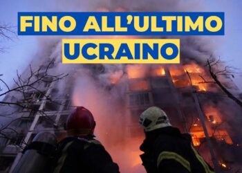 Vigili del fuoco davanti a un palazzo in fiamme