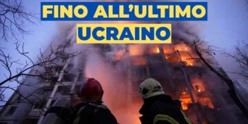 Vigili del fuoco davanti a un palazzo in fiamme