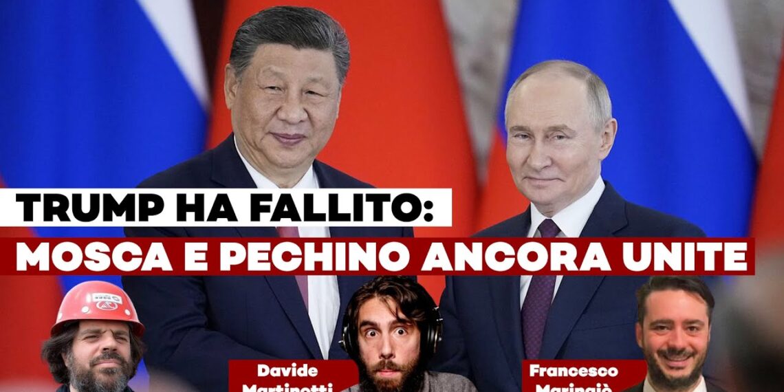 Vladimir Putin e Xi Jinping assieme e sorridenti