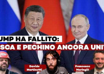 Vladimir Putin e Xi Jinping assieme e sorridenti