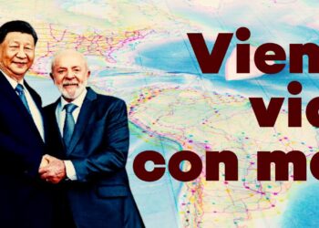 Xi Jinping e Lula si stringono la mano. Suyllo sfondo, una mappa del Sudamerica