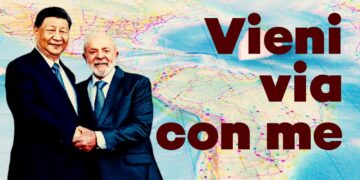 Xi Jinping e Lula si stringono la mano. Suyllo sfondo, una mappa del Sudamerica