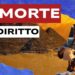 Benjamin Netanhyau vestito da faraone con le piramidi sullo sfondo