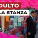 Donald Trump si inchina a Xi Jinping. Containers sullo sfondo