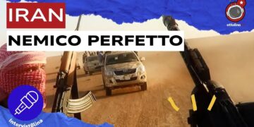 Guerriglieri armati nel deserto