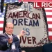 Jamie Dimon, Larry Fink e Donald Trump. Sullo sfondo la bandiera americana