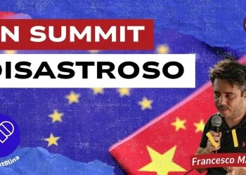 Bandiere dell'Unione europea e della Cina. Francesco Maringiò in primo piano