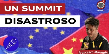 Bandiere dell'Unione europea e della Cina. Francesco Maringiò in primo piano