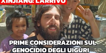 Davide Martinotti (Dazibao) con due bambini