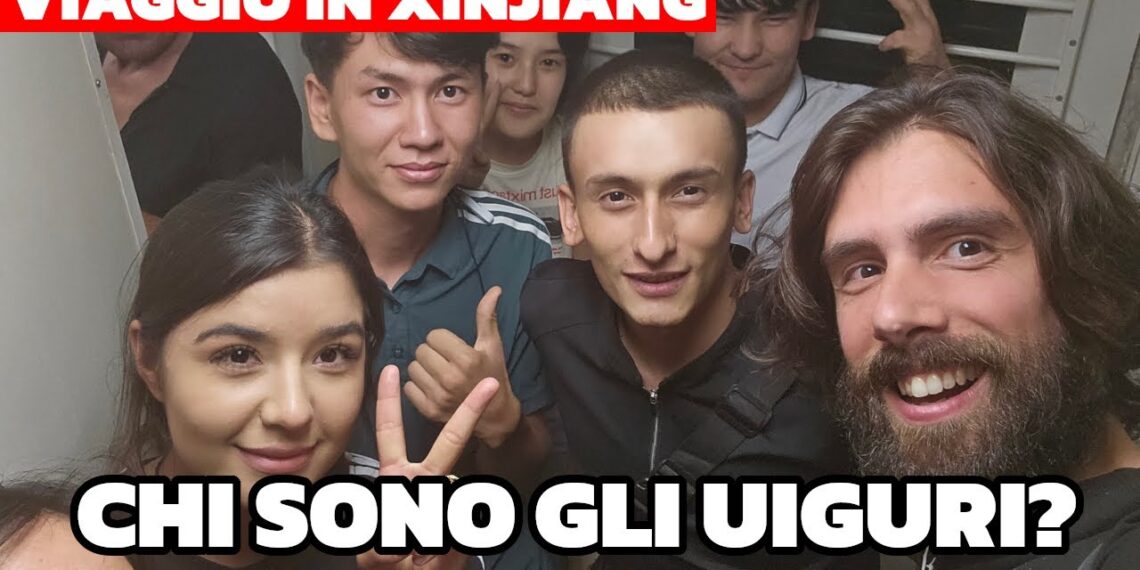 Davide Martinotti con un gruppo di ragazzi uiguri