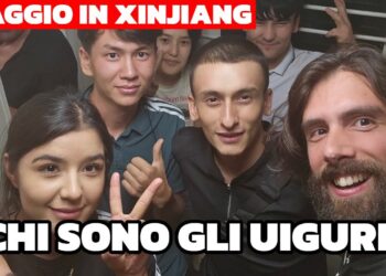 Davide Martinotti con un gruppo di ragazzi uiguri