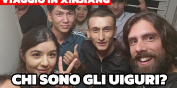Davide Martinotti con un gruppo di ragazzi uiguri