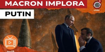 Emmanuel Macron in ginocchio davanti a Vladimir Putin